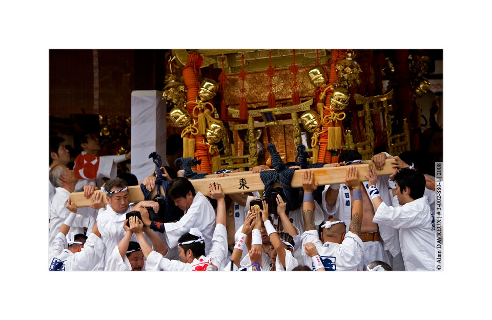 

carefully moving a Mikoshi, Yasaka Jinja, Gion Matsuri, Kyoto, 2008.


# 
3-002-880-1




- Japan Photography 2008 - Copyright Alain Davreux