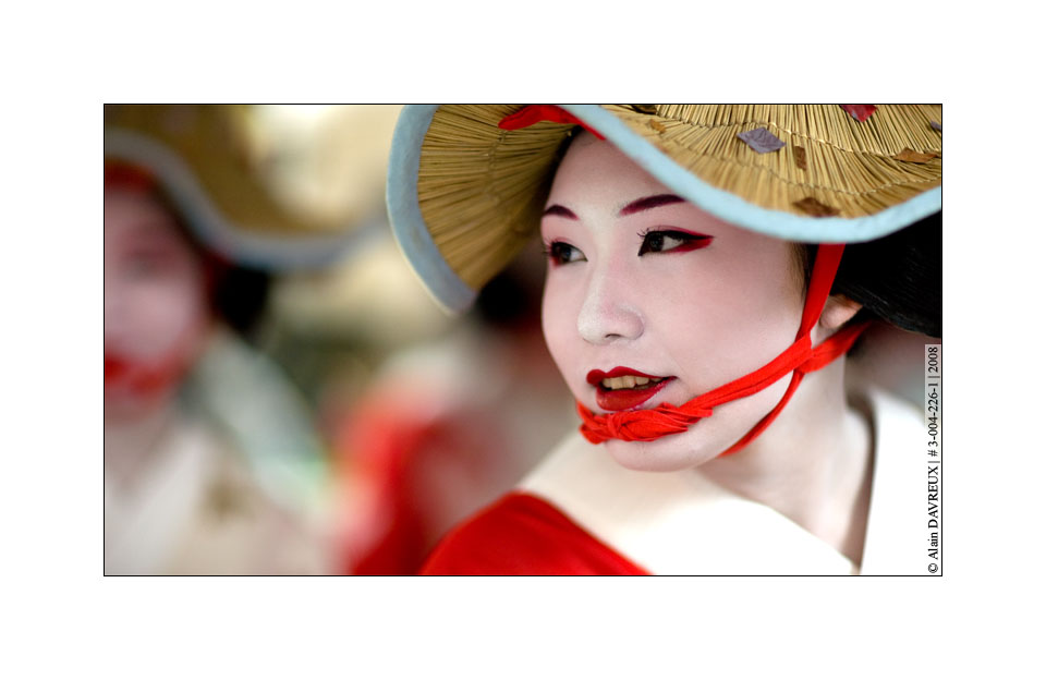 IMAGE: http://www.alaindavreux.com/photography/Alain-Davreux_3-004-226-1.jpg